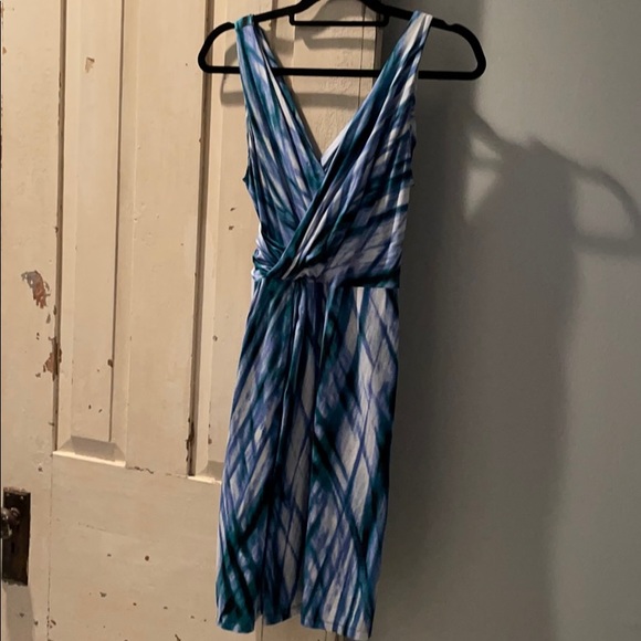 Anne Klein Dresses & Skirts - Colorful V neck cotton w spandex dress
